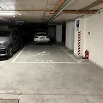 Leon - Exclusive, Balcony & Garage Parking Apartment *
