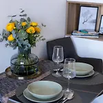 Apartment Leon - Exclusive, Balcony & Garage Parking *