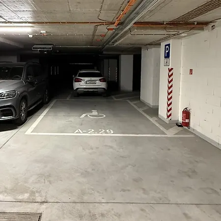 Leon - Exclusive, Balcony & Garage Parking Lejlighed *