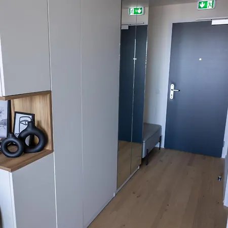 Leon - Free Garage Parking Apartment Pressburg