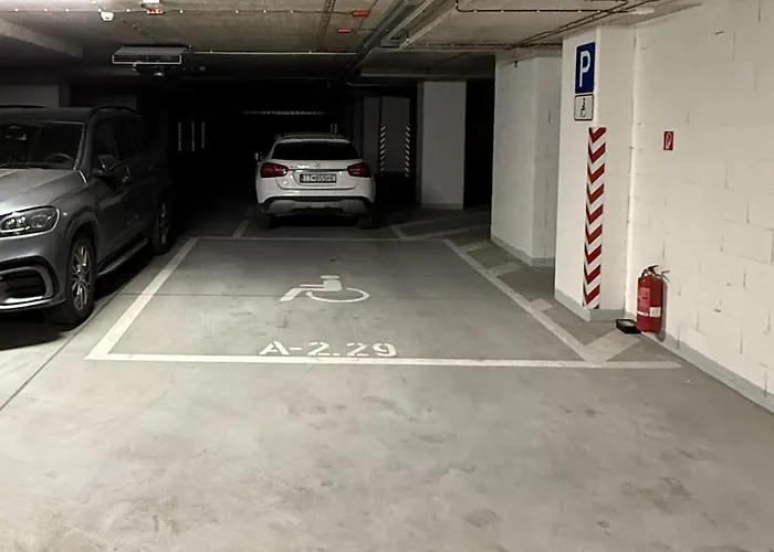 Leon - Exclusive, Balcony & Garage Parking Lejlighed *