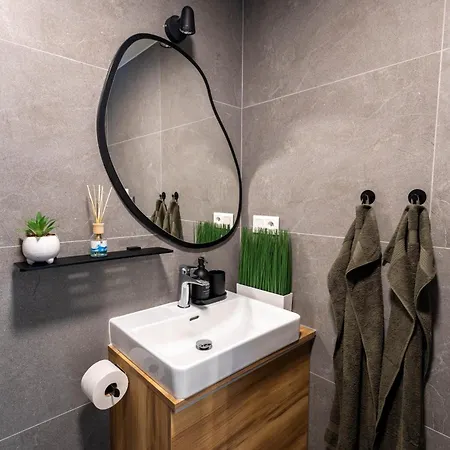 Leon - Free Garage Parking * 브라티슬라바